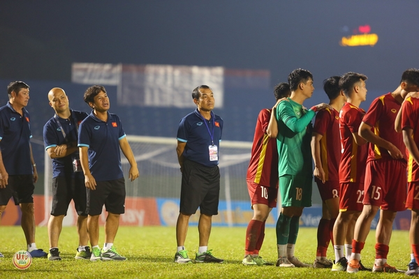 Bi học lớn v qu gi cho thầy tr HLV Đinh Thế Nam tại giải U.19 Quốc tế Thanh Nin 2022